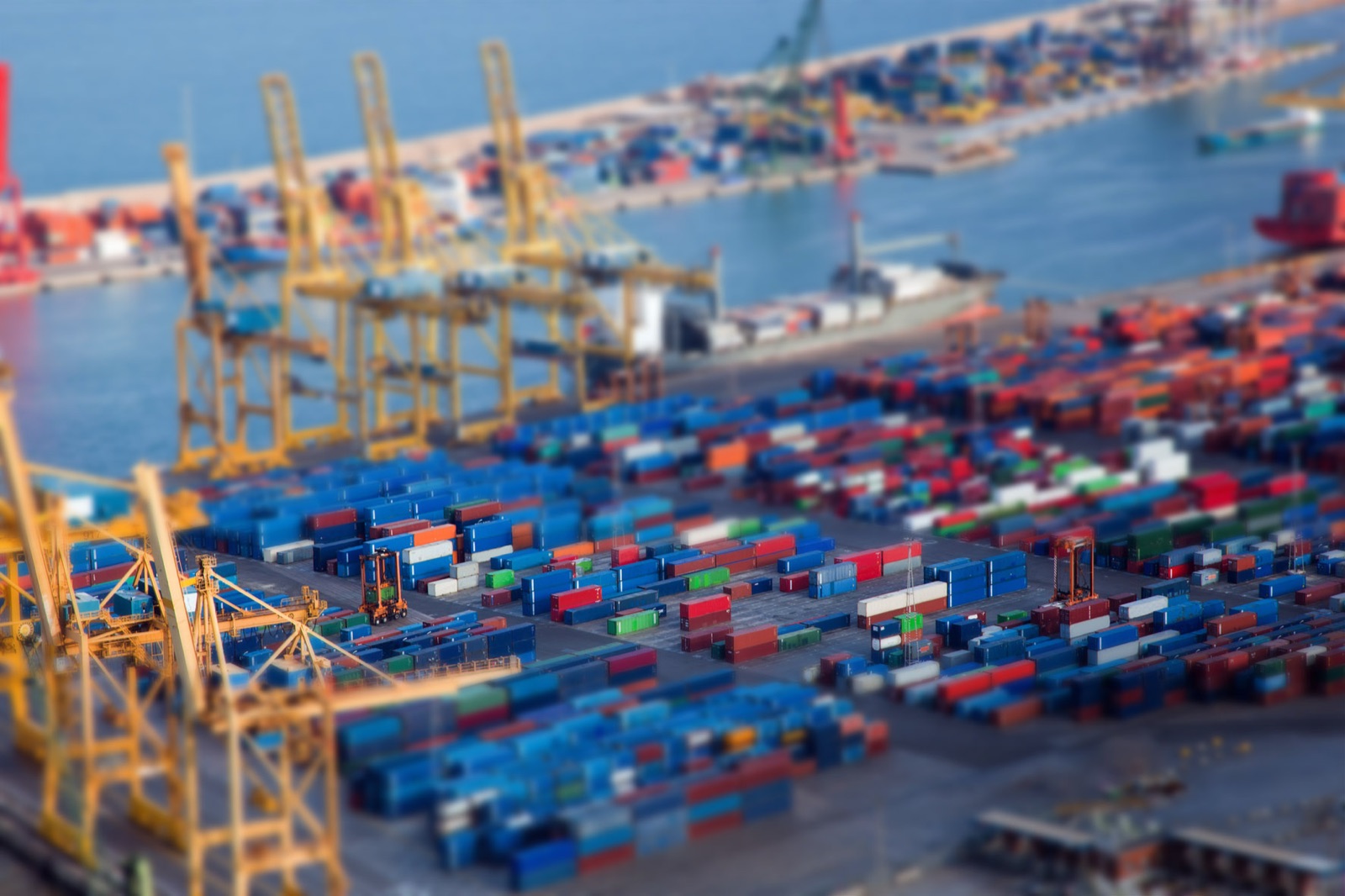 Containerterminal mit Verladekränen