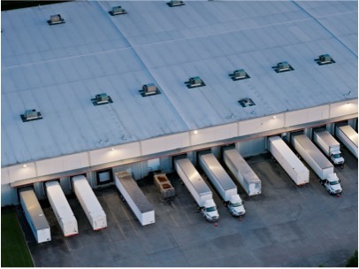 Luftbild eines Logistikzentrums mit Aufliegern an den Verladetoren
