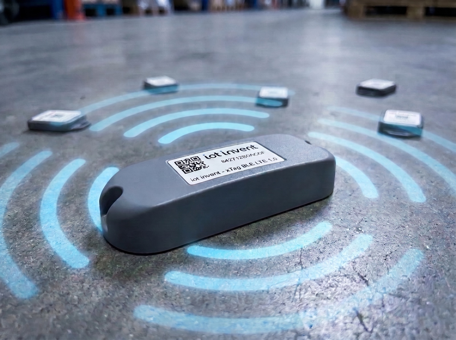 xTag LTE BLE auf dem Boden eines Lagers, umgeben von Signal-Wellen-Grafik