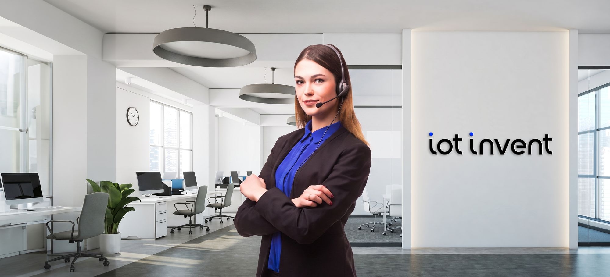 Support-Mitarbeiterin mit Headset im Büro von iot invent