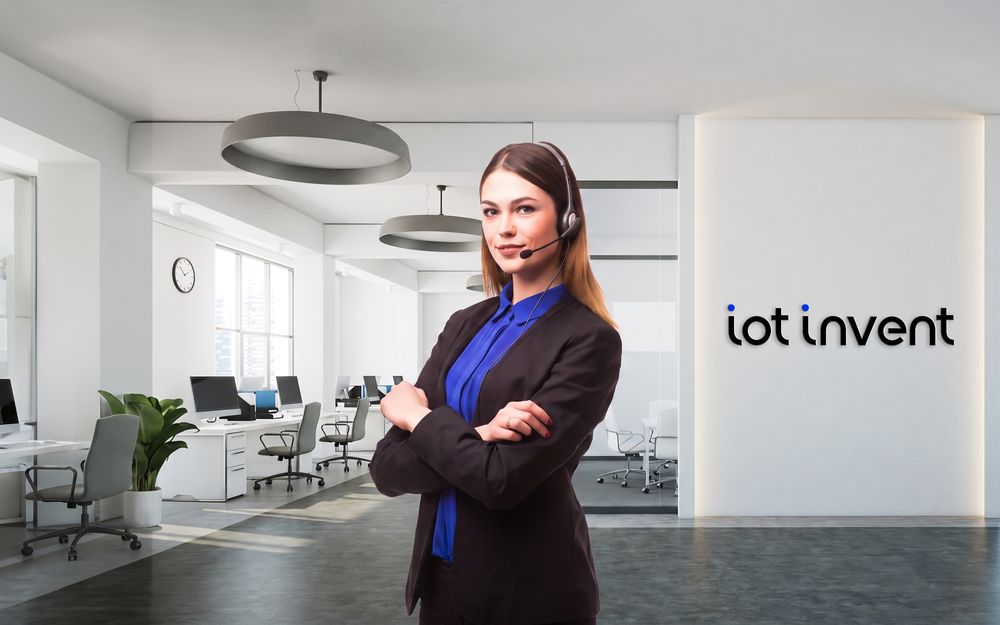 Support-Mitarbeiterin mit Headset im Büro von iot invent